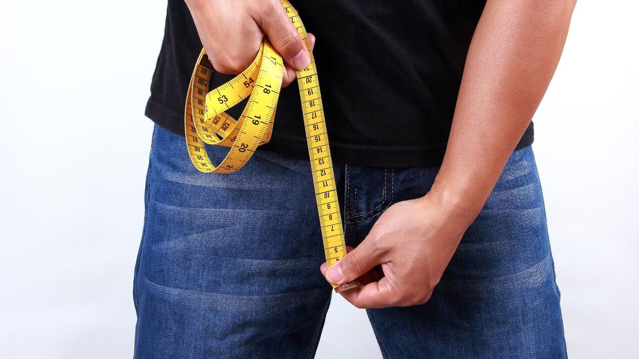 мъж, измерващ пениса преди уголемяване